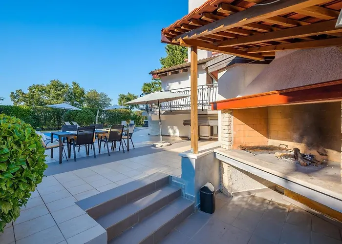 Villa Martimar With Pool And Hot Tub In Istria *